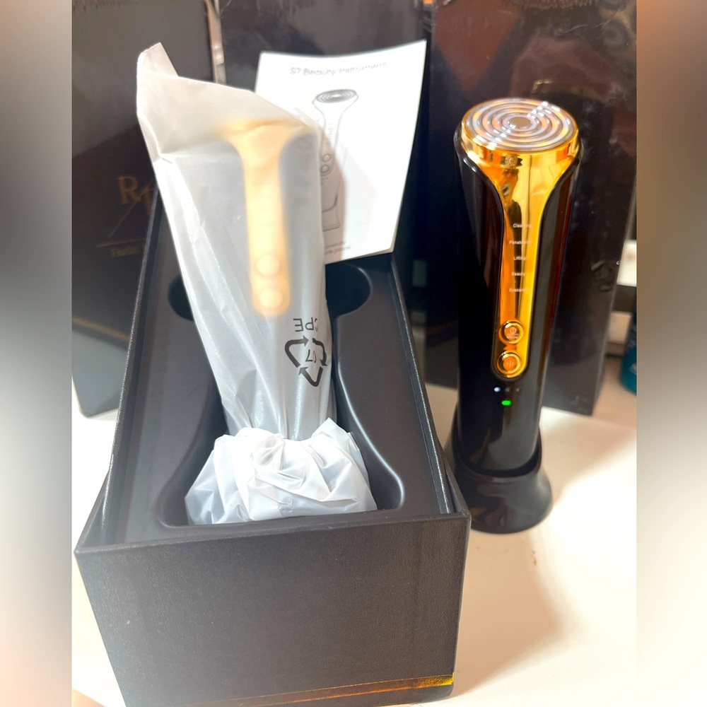 Black and Gold Beauty Instrument